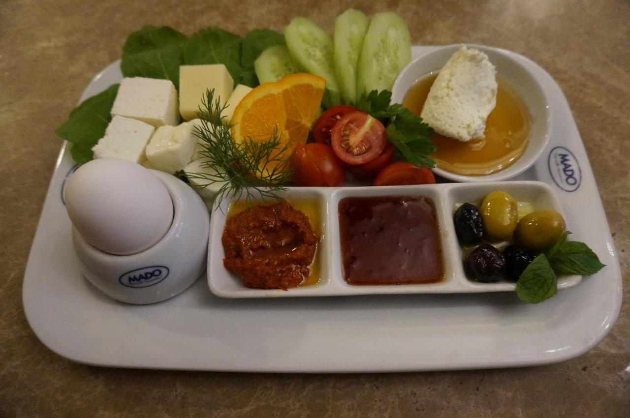 Готель Phosphorion Стамбул Екстер'єр фото A traditional Turkish breakfast